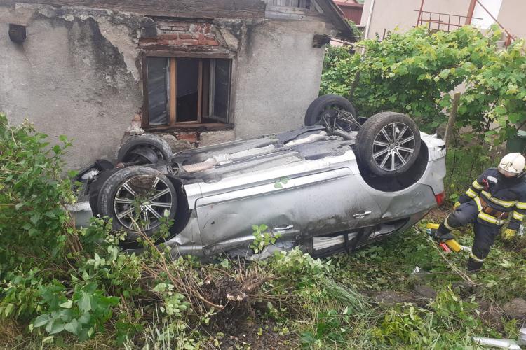 O mașină a ”plonjat” în curtea unei case dintr-o comună clujeană - FOTO