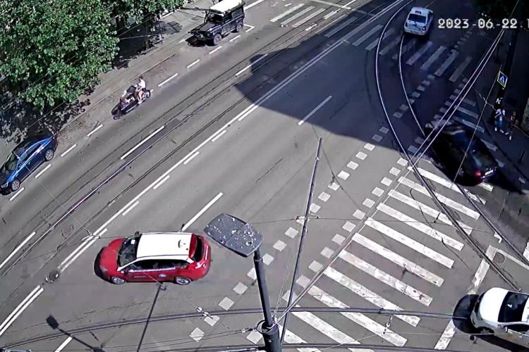 Vorbe DURE ale fostului șef al Poliției Rutiere Cluj către o biciclistă care a trecut pe roșu cu copilul în ataș - VIDEO