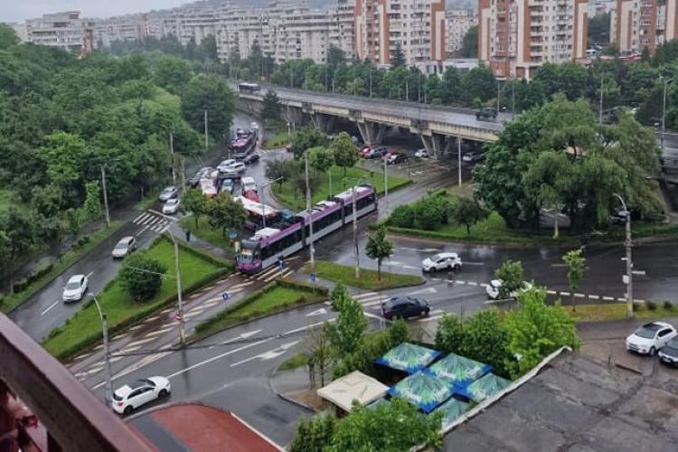 Accident la Podul Calvaria, între un autoturism și un tramvai nou - FOTO
