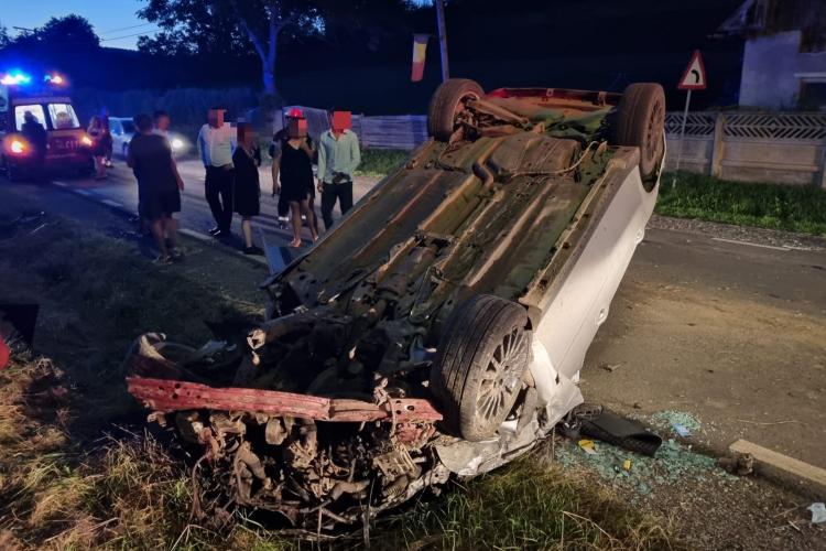 Accident la Mociu. S-a dat peste cap cu mașina pe drum drept. Era și beat - FOTO