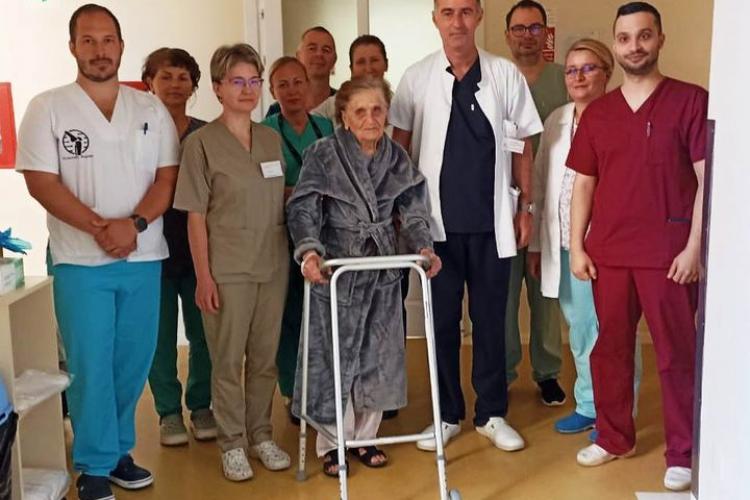 O pacientă în vârstă de 100 de ani a părăsit Spitalul Județean Cluj complet vindecată! Medicii clujeni: „Sănătatea este importantă la orice vârstă!”