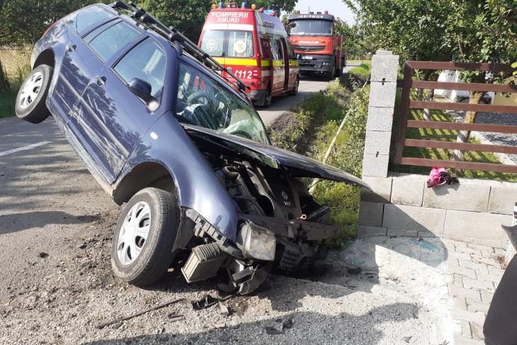 Accident într-o comună din Cluj. Mașina e suspendată pe jumătate în aer - FOTO