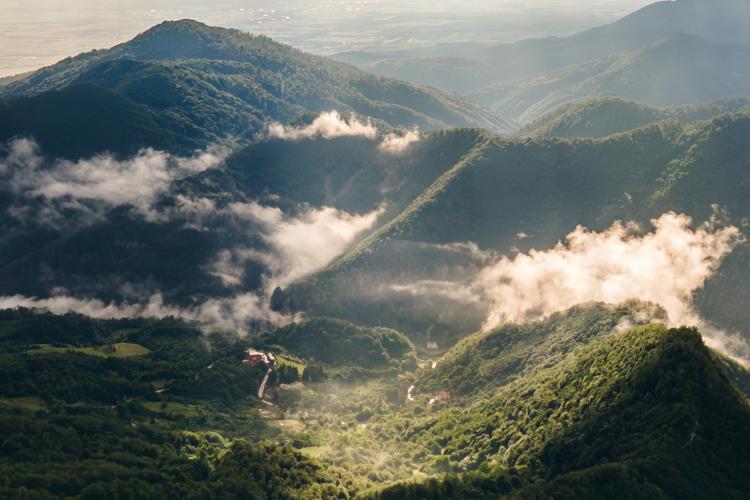 Magia Munților Apuseni! Priveliște de vis de pe Pietrele Boghii. Din acest loc sublim se poate contempla întreaga Vale Boga şi afluenţii săi - FOTO