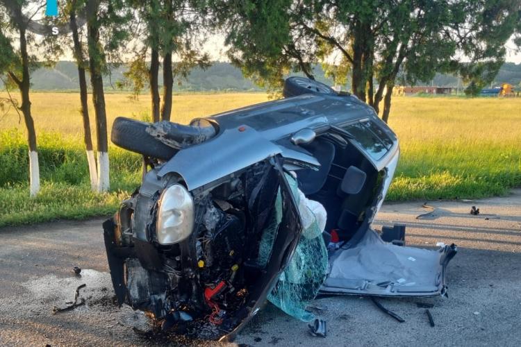 Trei mașini avariate serios în Turda! O mașină s-a dat peste cap - FOTO