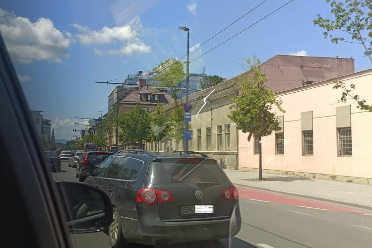 Șofer surprins în centrul Clujului conducând cu copilul în brațe, în plin trafic - FOTO