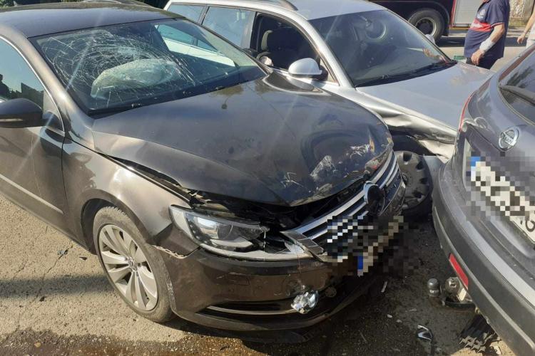 Accident cu 3 mașini în Turda! Trei persoane sunt evaluate de echipajele medicale