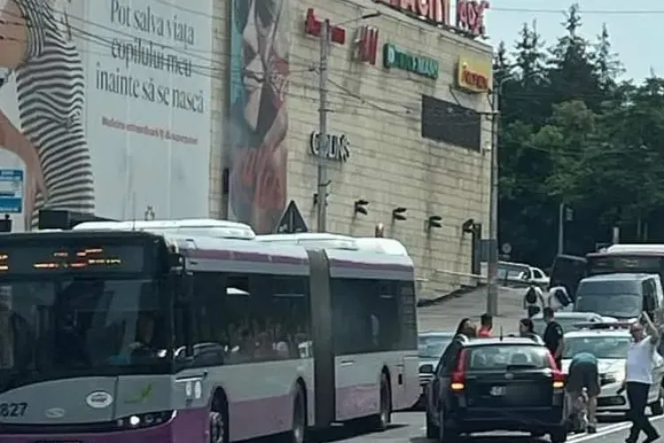 Tânăr lovit de o mașină lângă Iulius Mall Cluj. A încercat să treacă strada pe lângă trecerea de pietoni - FOTO