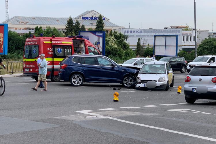 ACCIDENT cu două mașini pe Calea Florești! O mașină a fost lovită în plin de o șoferiță cu BMW - VIDEO