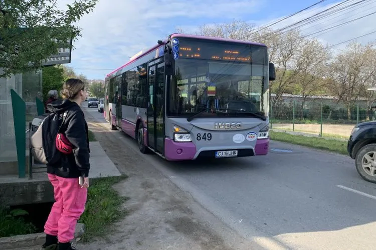 Cuplu de la Pata Rât, dat jos din autobuz de șofer. Scandalul a continuat in stație, cu pumnii - VIDEO