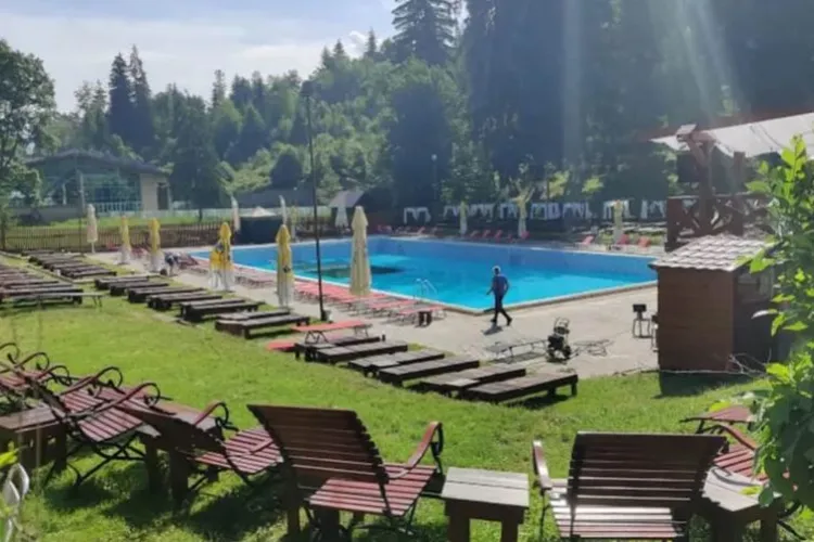 Uitați de litoralul scump! Locul din Ardeal unde te bălăcești cu 15 lei și apele au și efecte benefice