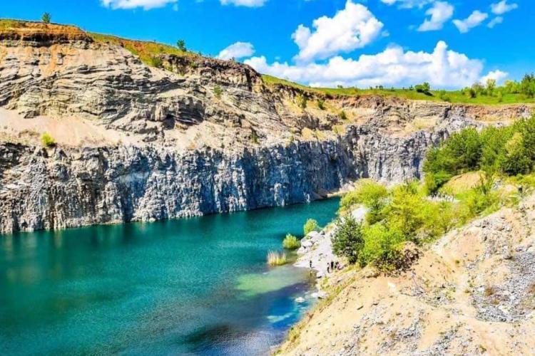 Lacul de Smarald, „bijuteria” turistică ascunsă în inima Ardealului! Locul este înconjurat de obiective turistice sublime, precum Vulcanul Stins