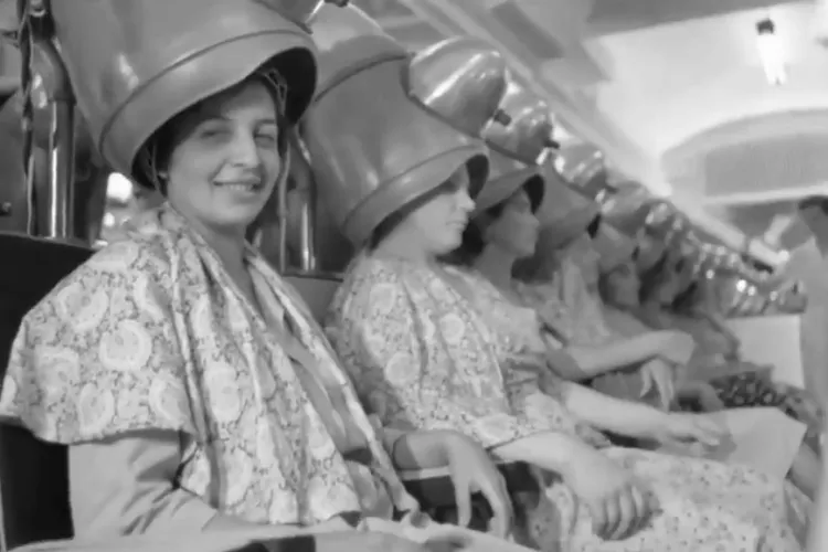 VIDEO - Imagini din diverse localuri ale Clujului, din 1960. Eleganța clujenilor era renumită în acei ani
