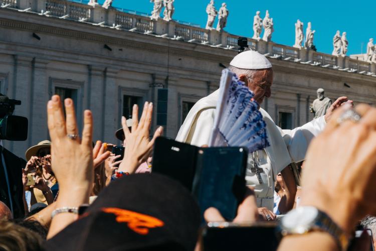 VIDEO - Papa Francisc, sărută un steag al Ucrainei adus din orașul masacrat, Bucha. Suveranul Pontif condamnă puternic „măcelul de la Bucha”