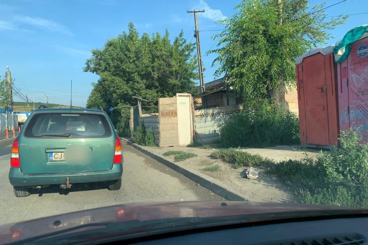 Colonia de pe strada Cantonului devine un mic cartier al Clujului. Și-au amenajat curți îngrădite și își parchează mașinile - FOTO