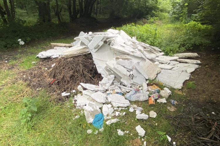 Încă avem, probleme cu lipsa de civilizație. Morman de deșeuri din construcții în Făget, plămânul verde al Clujului - FOTO