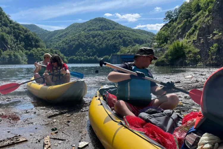 Au fost colectați 2600 de saci de deșeuri din lacul Tarnița! Clujenii își îneacă în gunoaie bijuteriile turistice