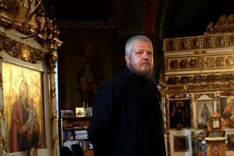 Un preot oferă burse din cutia milei, copiilor cu cele mai mari note: „Îi încurajăm să fie mai buni”