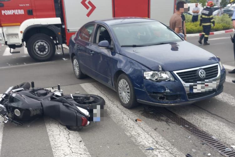 Accident în parcare la Vivo, între un autoturism si o motocicleta 