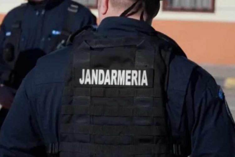 Rușinos! Jandarmi condamnaţi după ce au fost prinşi că lucrau la o terasă de pe litoral, în timpul programului. Serveau la masă