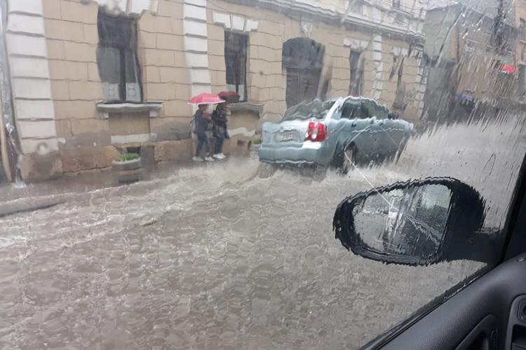 UPDATE Ploi torențiale! COD PORTOCALIU de furtuni la Cluj-Napoca