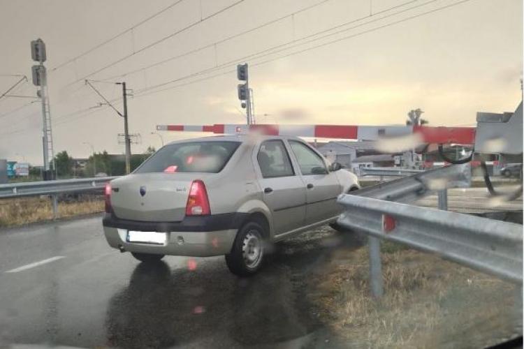 Cluj - Șofer care s-a crezut mai deștept ca restul, amendat pentru că nu a oprit la bariera de la calea ferată