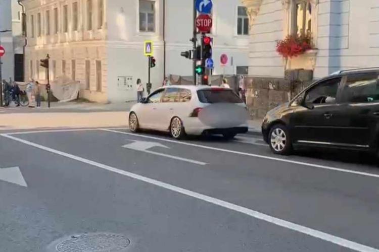Cu geamul deschis și cu muzica tare, pe străzile din centrul Clujului! Merită o amendă șoferul „șmecher”? - VIDEO