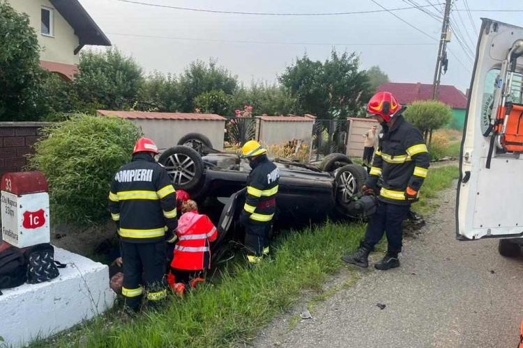 Accident cu 3 victime în Fundătura, Cluj. O mașină s-a răsturnat, doi bărbați au fost transportați la spital