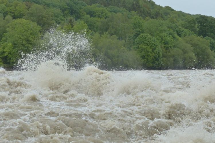 Cod portocaliu şi Cod galben de viituri pe râurile din Cluj! Risc de inundații severe în mai multe zone din județ