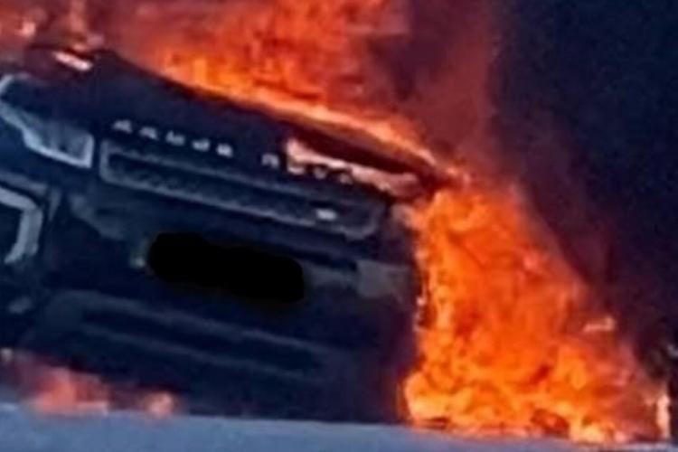 Șapte tineri au incendiat un Land Rover în Cluj-Napoca și au rupt-o la fugă. Focul s-a extins la mai multe bunuri din curtea persoanei vătămate!