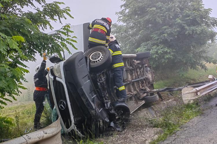 Microbuz răsturnat lângă Gherla. Șoferul a adormit la volan. Cinci persoane au fost preluate de SMURD 