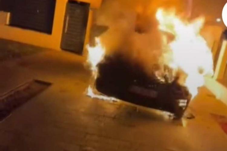 VIDEO. Cei 7 indivizi care au incendiat o mașină de lux în Cluj-Napoca au fost plătiți pentru o reglare de conturi: „Dacă nu mă trezeam la timp, muream”