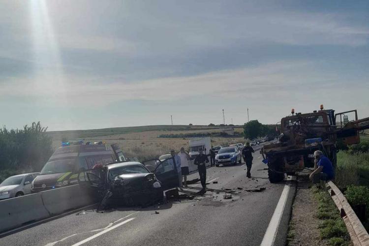 Accident cu trei victime lângă Tureni. O mașină s-a făcut praf după ce un șofer de 80 de ani din Cluj-Napoca a intrat într-o mașină - FOTO