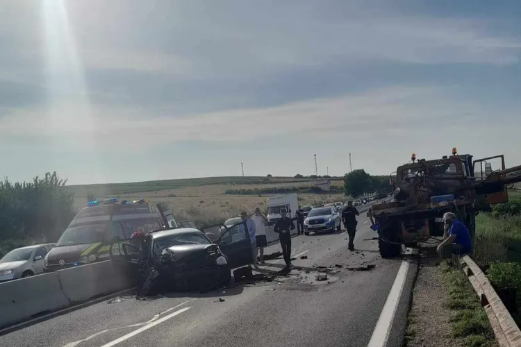 Accident cu trei victime lângă Tureni. O mașină s-a făcut praf după ce un șofer de 80 de ani din Cluj-Napoca a intrat într-o mașină - FOTO