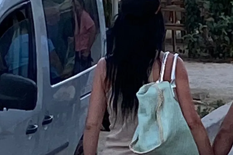 Pe stradă în Vama Veche e permis fără haine? O tânără a oprit în loc inimile și respirația bărbaților cu apariția ei - FOTO