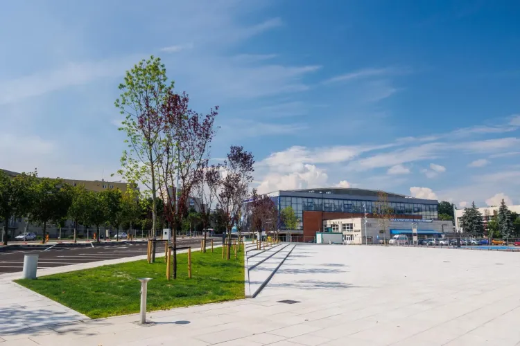 Boc a tăiat parcările de la Sala Sporturilor și acum părinții se întreabă unde lasă mașinile când vin pe platou cu cei mici - FOTO