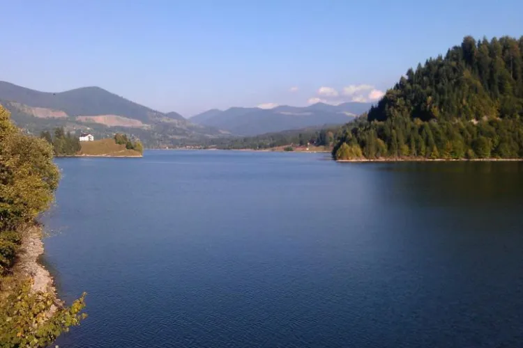 O barcă cu 6 oameni s-a răsturnat pe lacul Colibiţa, în urma unei vijelii