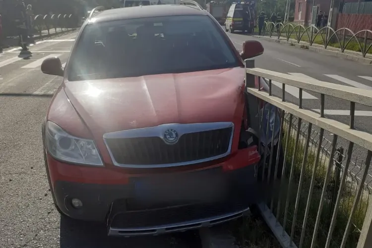 Accident cu trei mașini la Clujul, pe drumul considerat o ”anomalie”. A intrat în gardul de pe mijlocul drumului - FOTO