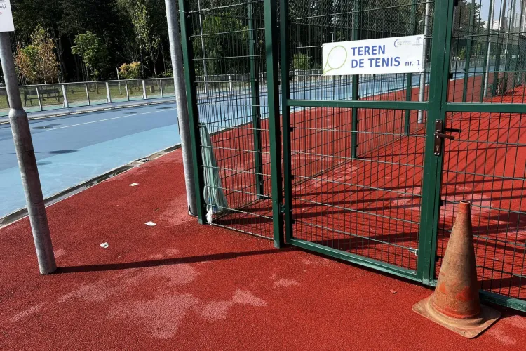 Nemulțumiri pe bandă rulantă față de administrația locală! Clujean: „La Baza Sportivă Gheorgheni zace în poarta terenului un con pe post de clanță”