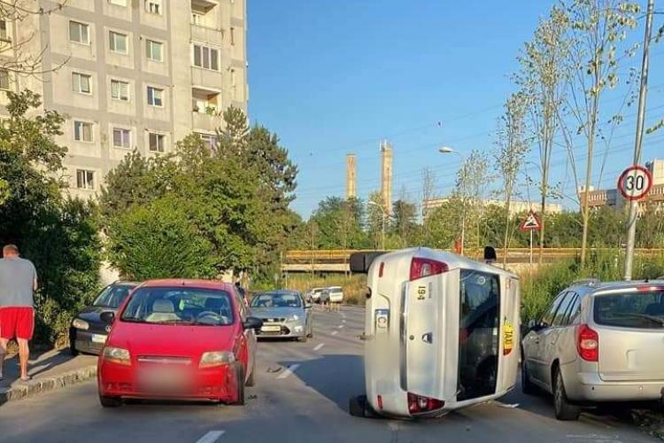 Un taxi s-a răsturnat pe o stradă din cartierul Grigorescu. Clujean: „Șoferul e un artist de calibru mare” - FOTO