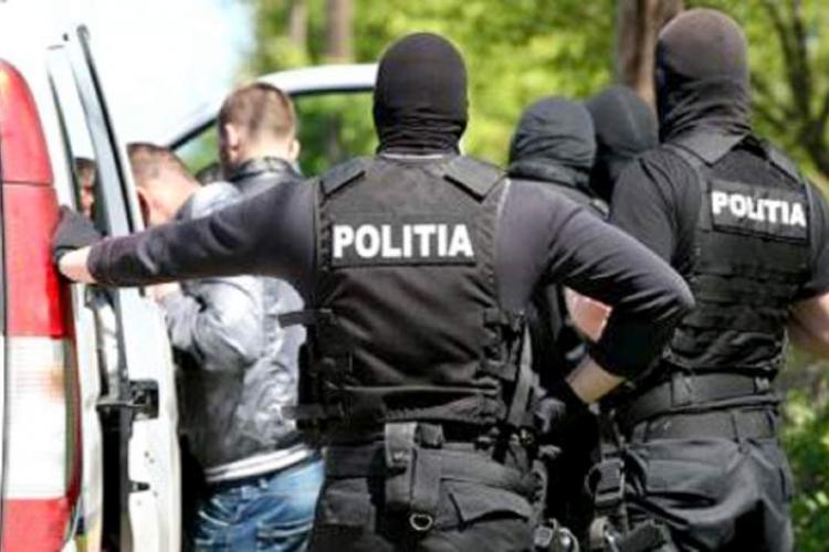 Traficanți de droguri arestați la Cluj, după ce clienții au făcut scandal într-un apartament! Au fost filați și au urmat arestările - VIDEO