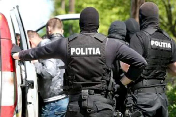 Traficanți de droguri arestați la Cluj, după ce clienții au făcut scandal într-un apartament! Au fost filați și au urmat arestările - VIDEO