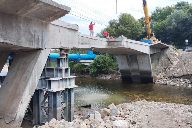 A început demolarea vechiului pod din localitatea Someșul Rece. Cum se face circulația spre Tarnița și Mărișel - FOTO