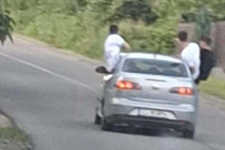 Teribilism pe un drum din Cluj. Trei tineri inconștienți au ieşit aproape cu totul pe geamurile unei maşini în mers, s-au dat în „spectacol” - VIDEO