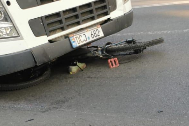 Biciclistul lovit de un TIR în Cluj-Napoca era beat și a intrat direct în strada principală - FOTO de la accident