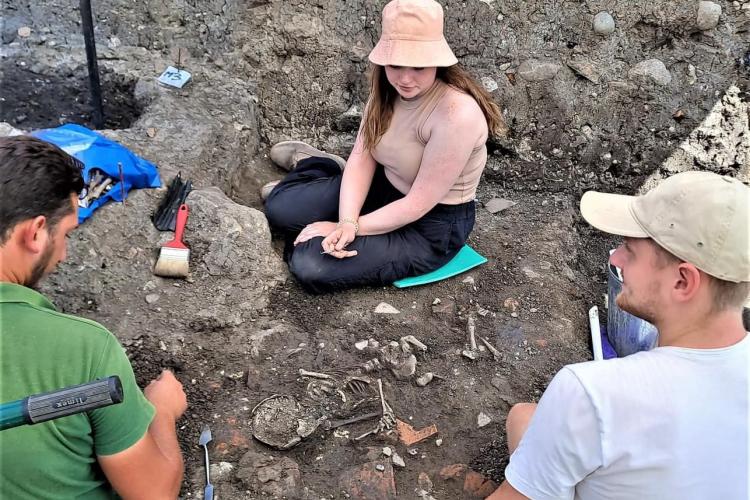 Trei schelete umane, vechi de 1000 de ani, au fost găsite în Ardeal