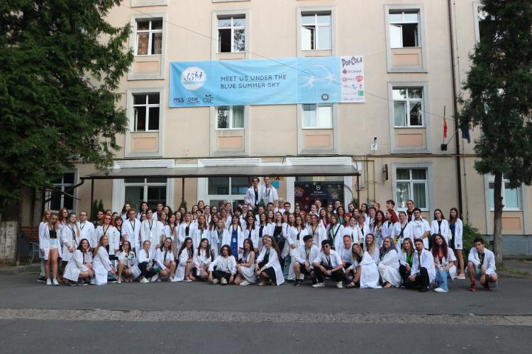 Experiență unică, la Cluj, pentru zeci de elevi din toată țara! Tinerii experimentează viața de student la Medicină, în tabăra organizată de UMF Cluj