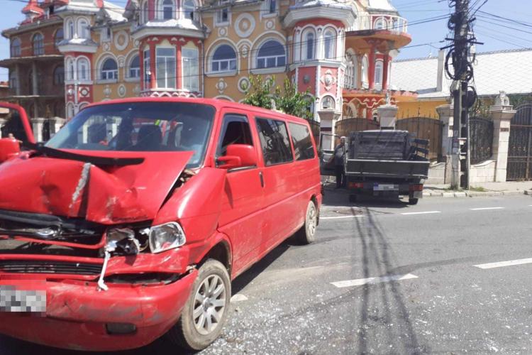 Accident între o autoutilitară încărcată cu marfă și un microbuz, în Huedin! Trei persoane, transportate la spital - FOTO