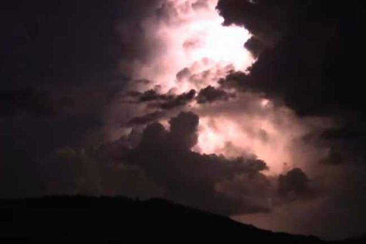 VIDEO. Fenomen meteorologic rar şi înfricoşător în Cluj, fulgerele fără tunet. Spectacolul de pe cer a fost filmat de mai mulți amatori