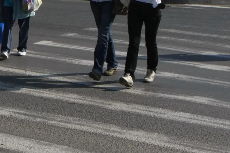 Un șofer din Turda a accidentat o femeie chiar pe trecerea de pietoni. Victima traversa strada regulamentar