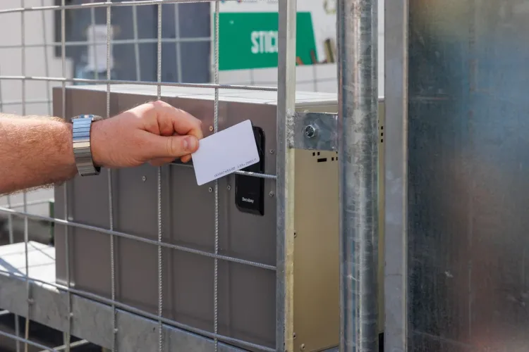 Prea mult smart strică! Clujenii de pe o stradă nu pot arunca gunoiul pentru că nu le merge cartela 